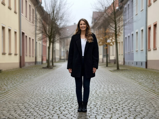 Schwarze Teddy Jacke Midi mit Umlegekragen, Frontalansicht